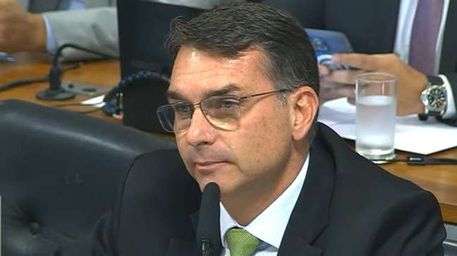 Flávio Bolsonaro diz que exposição de número de Gonet por ex-assessor de Moraes foi 'sem querer'