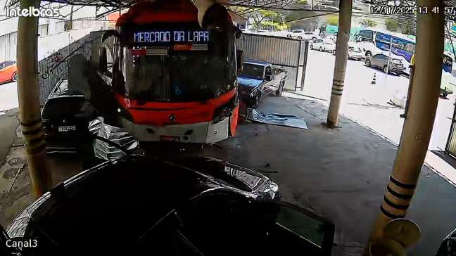 Ônibus perde o controle e invade estacionamento após motorista passar mal em SP