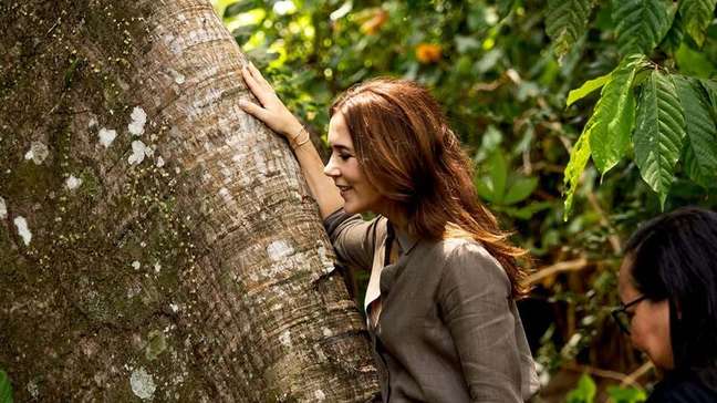 Rainha da Dinamarca visita ilha em Belém e abraça árvore símbolo da Amazônia