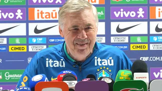 Ancelotti brinca com jornalista japonesa em coletiva: 'Seu português melhorou?'