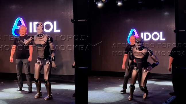 Robô humanoide da Rússia leva tombo e cai de cara durante estreia