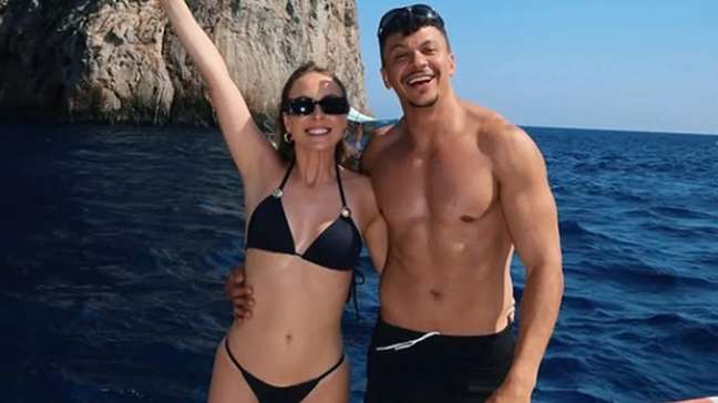 Um mês após divórcio, Tata Estaniecki e Júlio Cocielo se beijam em festa da influenciadora