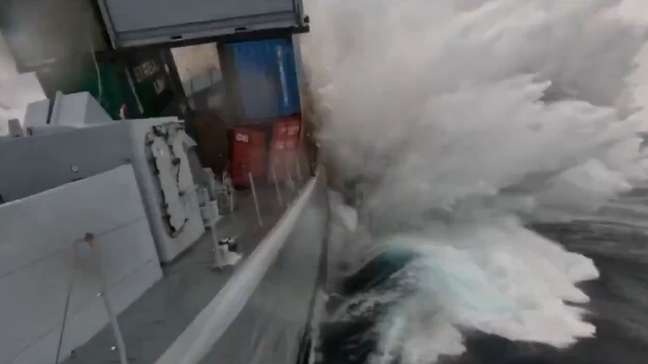 OTAN exibe poder bélico em novo vídeo mostrando um de seus submarinos destruindo navio