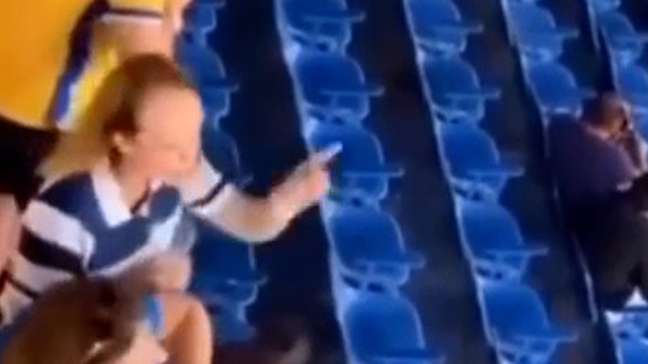 'Olha a tua cor': torcedora do Avaí é flagrada usando termos racistas contra torcida do Remo