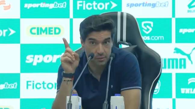 Abel volta a contestar títulos contra o Flamengo e diz: ‘Palmeiras não tem asteriscos’