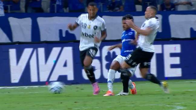 Foi pênalti para o Botafogo nos acréscimos contra o Cruzeiro? Veja áudio do VAR
