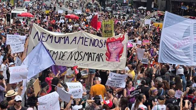 Ato nacional contra feminicídios reúne milhares de mulheres na Avenida Paulista: ‘Nenhuma a menos’