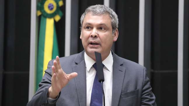 Líder do PT chama Flávio Bolsonaro de ‘piada’ após declaração sobre ‘preço’ para desistir de candidatura