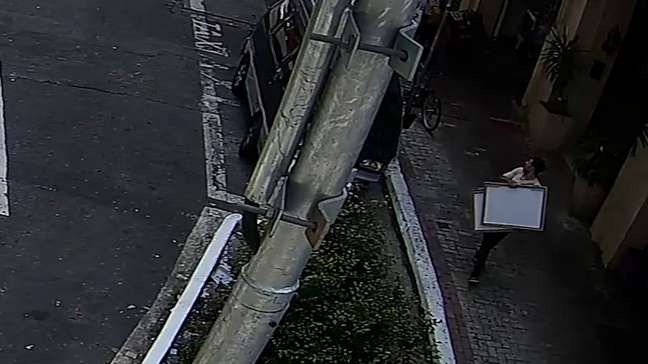 Câmeras flagram suspeitos carregando obras roubadas da Biblioteca Mário de Andrade, em São Paulo