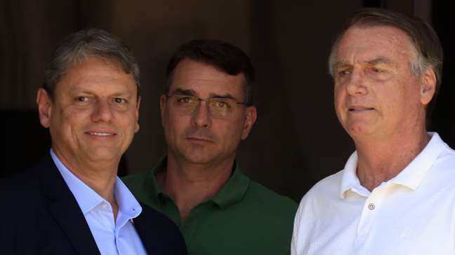 Tarcísio diz que Flávio Bolsonaro pode contar com ele e que tempo dirá se foi melhor opção