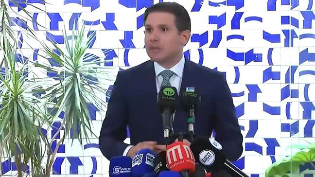 Motta quer votar processo de cassação de Eduardo Bolsonaro até a próxima semana