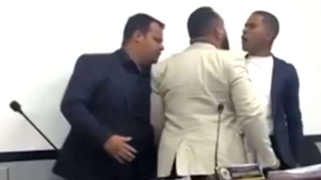 Vereadores trocam agressões durante sessão na Câmara de Tomar do Geru (SE)