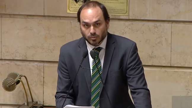 Carlos Bolsonaro diz que vai renunciar cargo de vereador para disputar o Senado: 'Missão maior'