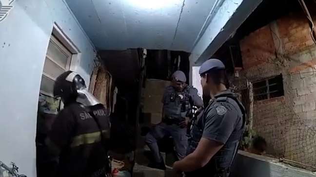 Vídeo mostra explosão de botijão que feriu bombeiros e PMs durante ocorrência em SP