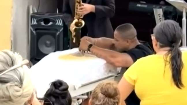 Homem suspeito de jogar mulher do 10º andar chorou ao lado do caixão no velório