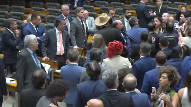 Dedo na cara e discussão: Câmara tem confusão após fala sobre emendas em votação sobre Glauber Braga