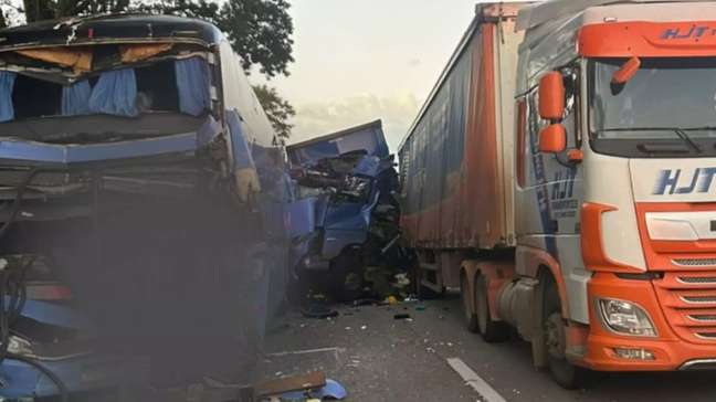 Engavetamento entre seis veículos deixa um morto e 43 feridos na Dutra, no interior de SP