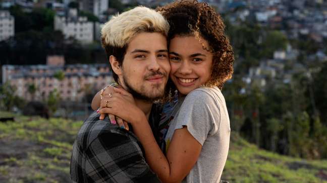 Alana Cabral revela que tem vergonha de cenas de beijo na frente da família: ‘É estranho’