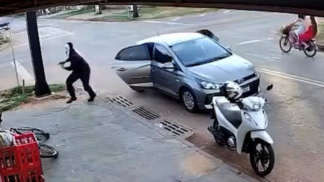 Criminoso com máscara do 'Pânico' mata homem a tiros em conveniência no MS