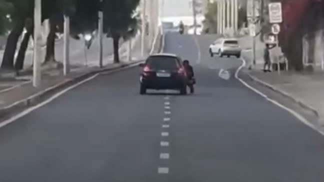 Motorista arrasta assaltante que ficou pendurado na porta do carro em Fortaleza