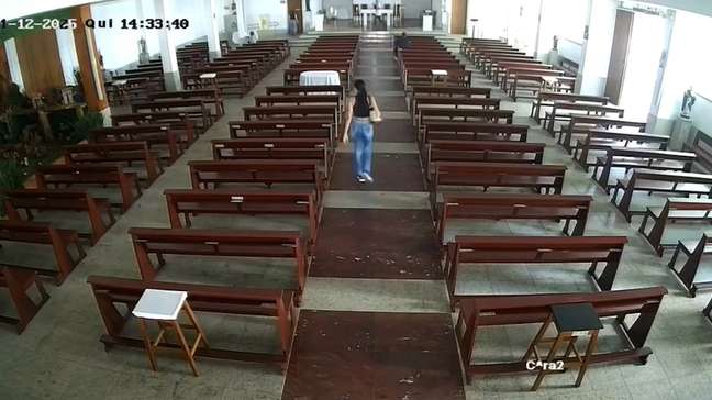 Vídeo mostra mulher invadindo igreja e quebrando imagens religiosas no Espírito Santo