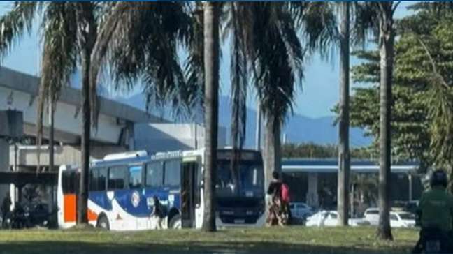 Bandidos fazem barricada com ônibus e bloqueiam único acesso ao Galeão, no Rio