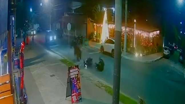 Cavalo solto corre por avenida e atinge motociclista em Cabo Frio (RJ)