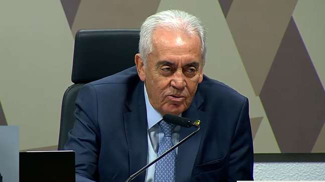 ‘Zezé di Camargo é um cantor sofrível, mas como analista político é um desastre', diz senador