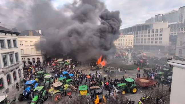 Protesto contra acordo UE-Mercosul tem gás lacrimogêneo e pneus queimados em Bruxelas