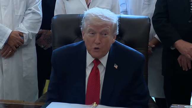 Trump assina decreto que recomenda classificar a maconha como droga ‘menos perigosa’ nos EUA