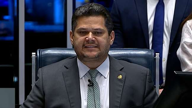 Senado aprova o PL que reduz pena de Bolsonaro e de condenados por tentativa de golpe