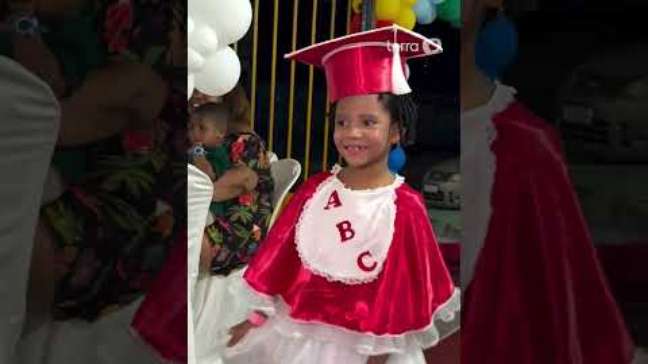 Menina impedida de participar da própria formatura ganha festa após caso repercutir na web #shorts