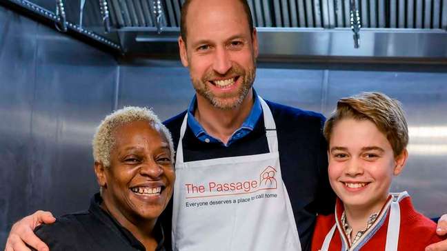 Príncipe William cozinha com George para ajudar pessoas sem-teto e relembra ida ao local com a mãe