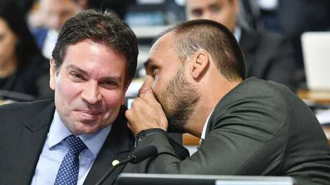 Passaportes diplomáticos de Eduardo Bolsonaro e Alexandre Ramagem são cancelados pela Câmara