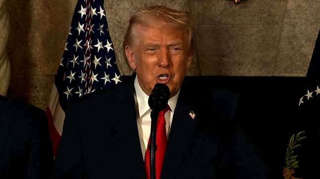 Trump lamenta exposição de fotos dos arquivos de Epstein: ‘Arruina a reputação de alguém’