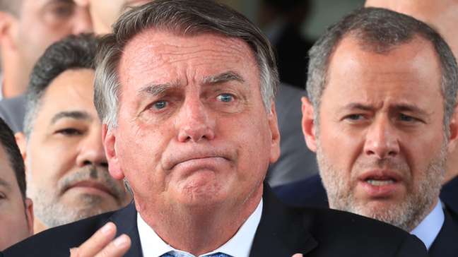 Cirurgia de Bolsonaro deve durar 4 horas e não vai tratar crises de soluço