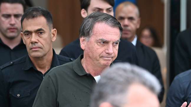 Cirurgia de Bolsonaro termina ‘com sucesso’, diz Michelle