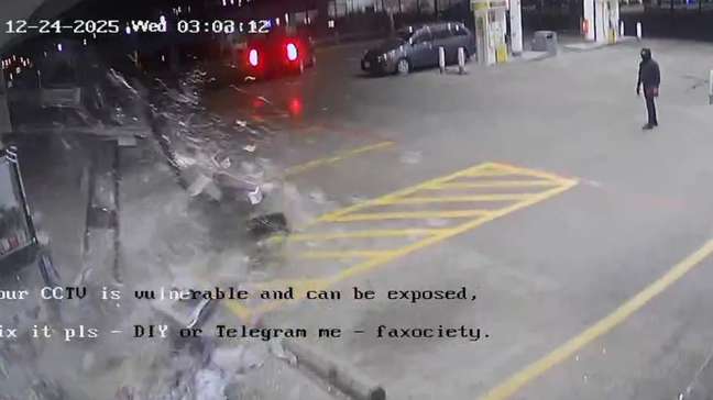 Dupla arranca caixa eletrônico de loja com cabo preso em carro