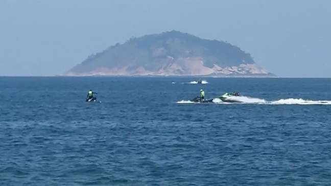 Ultraleve cai no mar em Copacabana (RJ)