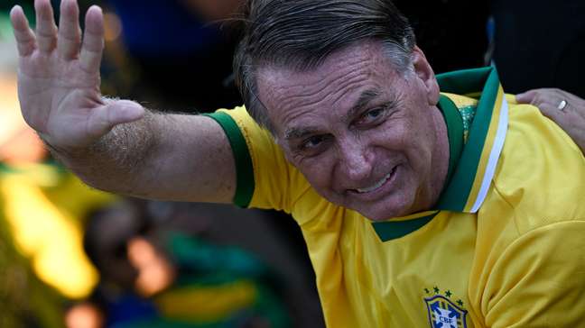 Bolsonaro passa por novo procedimento cirúrgico, diz Michelle