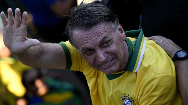 Bolsonaro termina procedimento cirúrgico para controlar crises de soluço