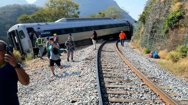 Trem descarrila no México e deixa 13 pessoas mortas