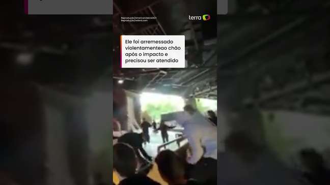 Funcionário da Disney é atingido por pedra de 181 kg em parque de Hollywood #shorts