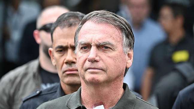 Médicos de Bolsonaro precisaram mudar tratamento contra soluços e pedem paciência por alta