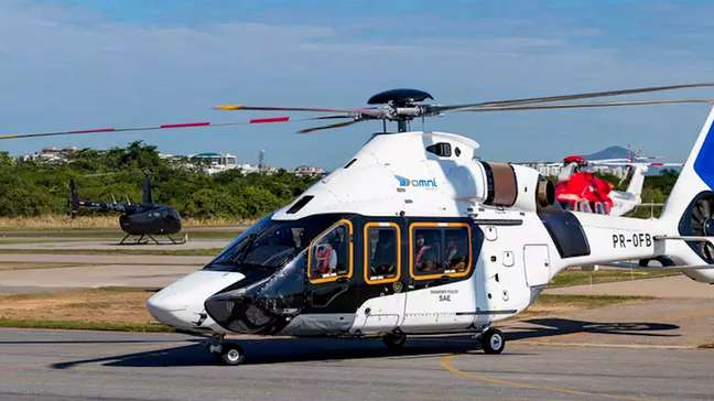 Helicóptero faz pouso de emergência no litoral do RJ