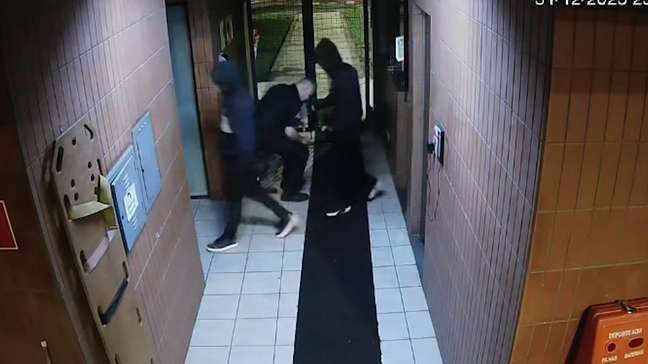 Veja momento em que criminosos invadem a USP durante a virada do ano