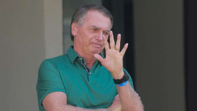 Bolsonaro sofre queda após crise e bate a cabeça durante a noite, diz Michelle: 'Não está bem'