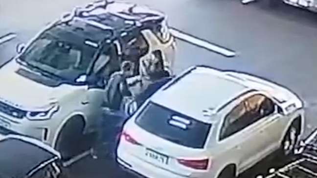 Mulher é sequestrada em estacionamento de supermercado na zona sul de São Paulo