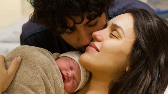 Rafa Kalimann e Nattan mostram rosto da filha pela primeira vez: 'Para sempre'