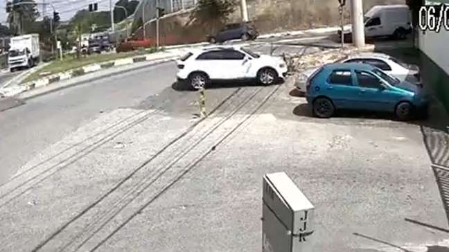 Câmera de segurança registra momento em que ladrões abandonam carro após sequestro de mulher em SP